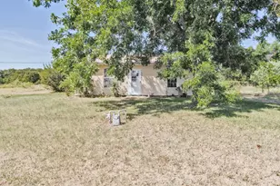 304 Missouri St, Bowie, TX 76230 - Photo 16