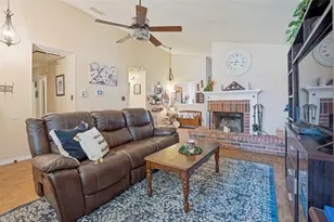2910 Spinner Ln, Grand Prairie, TX 75052 - Photo 6
