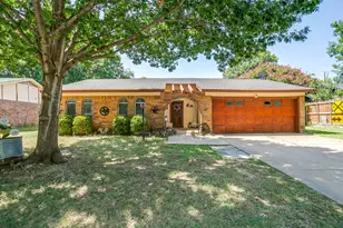 731 NW Wood St, Burleson, TX 76028 - Photo 2