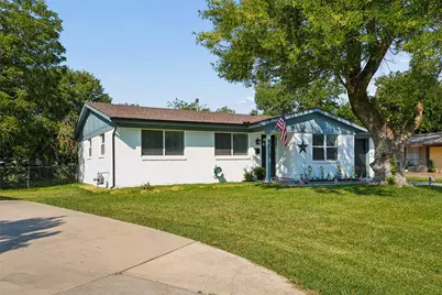 2818 Lowell Drive, Irving, TX 75062 - Photo 2