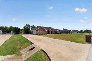 10257 E Rancho Diego Ln, Fort Worth, TX 76036 - Photo 2