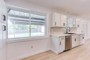 332 W Hallmark Dr, Fort Worth, TX 76134 - Photo 12