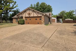 2024 Pebblecreek Dr, Cleburne, TX 76033 - Photo 2