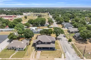 805 E Wise St, Bowie, TX 76230 - Photo 30