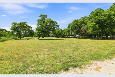 933 Scott, Honey Grove, TX 75446 - Photo 4