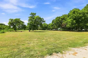 933 Scott, Honey Grove, TX 75446 - Photo 4