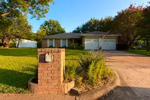 1824 Briar Run, Benbrook, TX 76126 - Photo 2