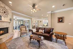 2101 W Emerald Bend Ct, Granbury, TX 76049 - Photo 4