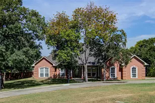 814 Haynie Dr, Runaway Bay, TX 76426 - Photo 2