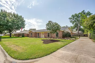 441 W Pleasantview Drive, Hurst, TX 76054 - Photo 2