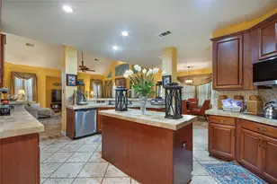 663 E Sandra Ln, Grand Prairie, TX 75052 - Photo 16