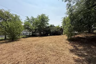 204 W Maple St, Whitewright, TX 75491 - Photo 14