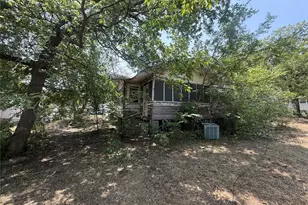 204 W Maple St, Whitewright, TX 75491 - Photo 2