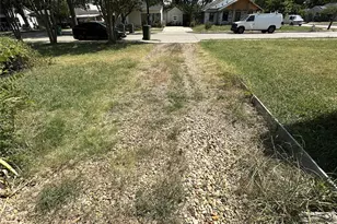 405 W Ave E, Garland, TX 75040 - Photo 4