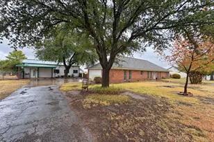517 E Locust St, Nocona, TX 76255 - Photo 32
