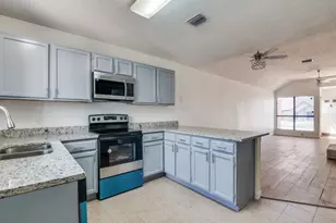 917 Westover Dr, Lancaster, TX 75134 - Photo 2