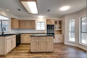 319 Kessler Dr, Euless, TX 76039 - Photo 14
