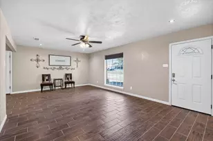 164 Creekview Dr E, Red Oak, TX 75154 - Photo 4