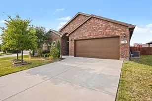 729 Rebecca Ln, Saginaw, TX 76131 - Photo 2