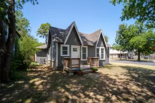 307 N Robinson St, Cleburne, TX 76031 - Photo 2