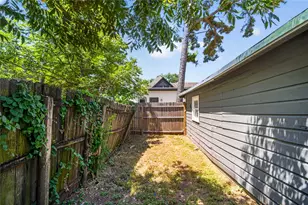 307 N Robinson St, Cleburne, TX 76031 - Photo 20