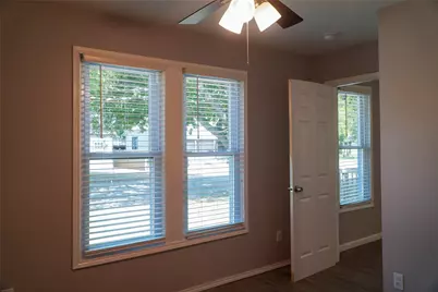 307 N Robinson Street, Cleburne, TX 76031 - Photo 16