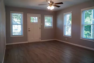 307 N Robinson Street, Cleburne, TX 76031 - Photo 4