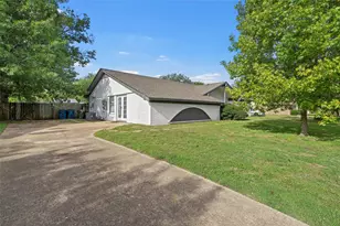 129 Texas Ave, Hewitt, TX 76643 - Photo 2