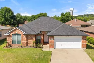 621 Creekview Dr, Burleson, TX 76028 - Photo 1