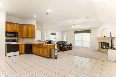 621 Creekview Drive, Burleson, TX 76028 - Photo 10