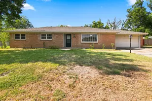 155 Chateau Dr, Fort Worth, TX 76134 - Photo 2