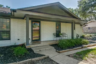 421 Frankie Ln, Lewisville, TX 75057 - Photo 4