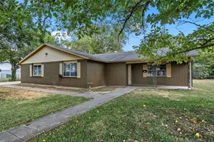 218 N Calhoun St, Groesbeck, TX 76642 - Photo 1