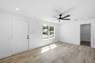 905 E Shaw St, Fort Worth, TX 76110 - Photo 16