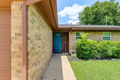 2009 Meadow Glen, Irving, TX 75060 - Photo 2