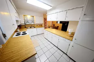 2204 Towne N Dr, Cleburne, TX 76033 - Photo 8