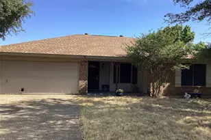 2204 Towne N Dr, Cleburne, TX 76033 - Photo 2