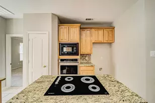 4618 Devonshire Dr, Grand Prairie, TX 75052 - Photo 4