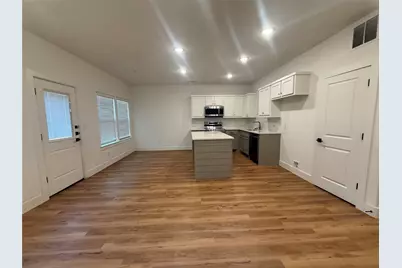 905 E 10th Street, Bonham, TX 75418 - Photo 4