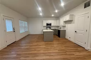 905 E 10th St, Bonham, TX 75418 - Photo 4