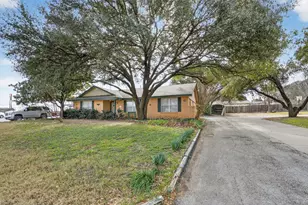 1304 E Franklin St, Hillsboro, TX 76645 - Photo 2