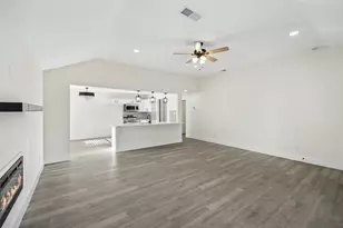 617 Forest Oaks Dr, Grand Prairie, TX 75052 - Photo 4