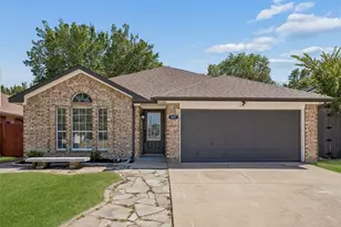 617 Forest Oaks Dr, Grand Prairie, TX 75052 - Photo 1