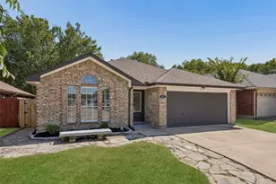617 Forest Oaks Dr, Grand Prairie, TX 75052 - Photo 2