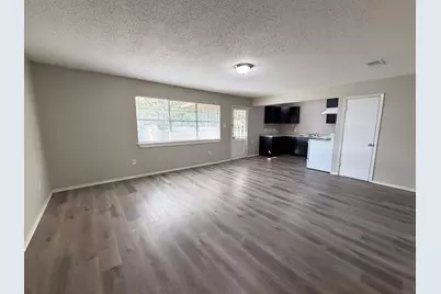 101 W Latimer Street #B, Ennis, TX 75119 - Photo 4