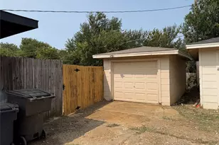 2504 Normont Cir, Fort Worth, TX 76103 - Photo 2