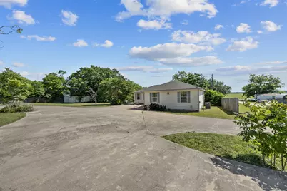 701 N 2nd Street, Cranfills Gap, TX 76637 - Photo 4