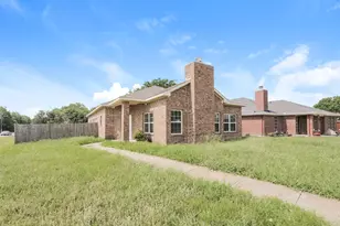 1633 Mockingbird Ln, DeSoto, TX 75115 - Photo 2