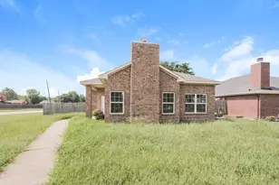 1633 Mockingbird Ln, DeSoto, TX 75115 - Photo 1