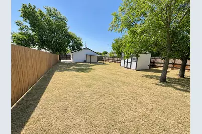 106 Raymond Street, Bowie, TX 76230 - Photo 26